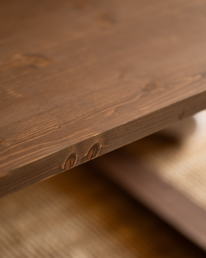 Table basse en bois massif dans le ton noyer de différentes tailles