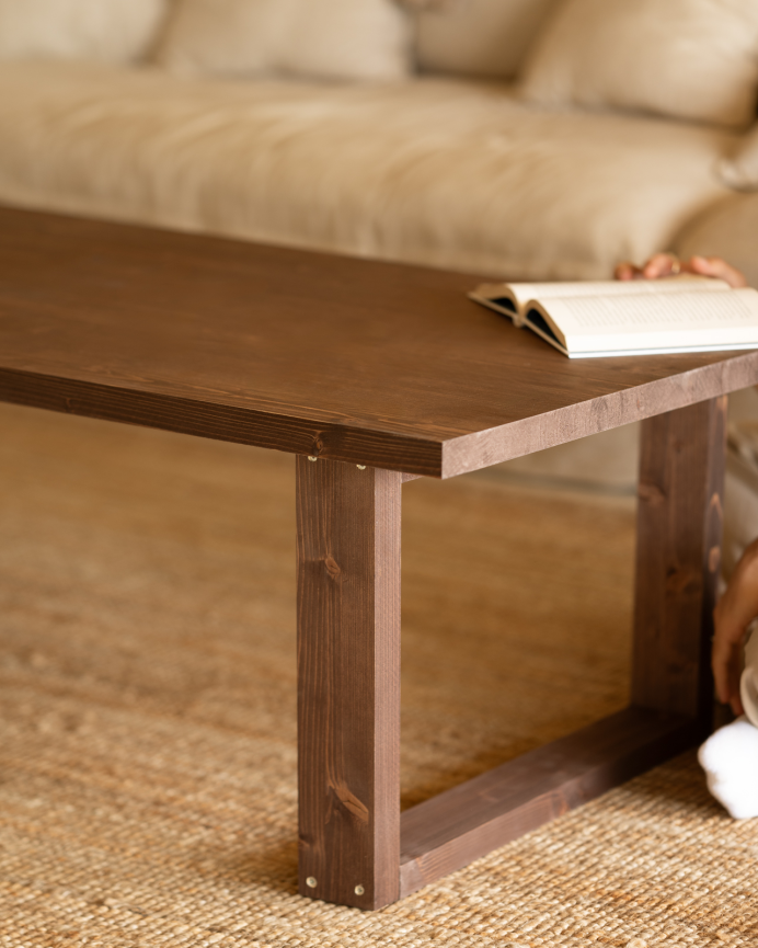 Table basse en bois massif dans le ton noyer de différentes tailles