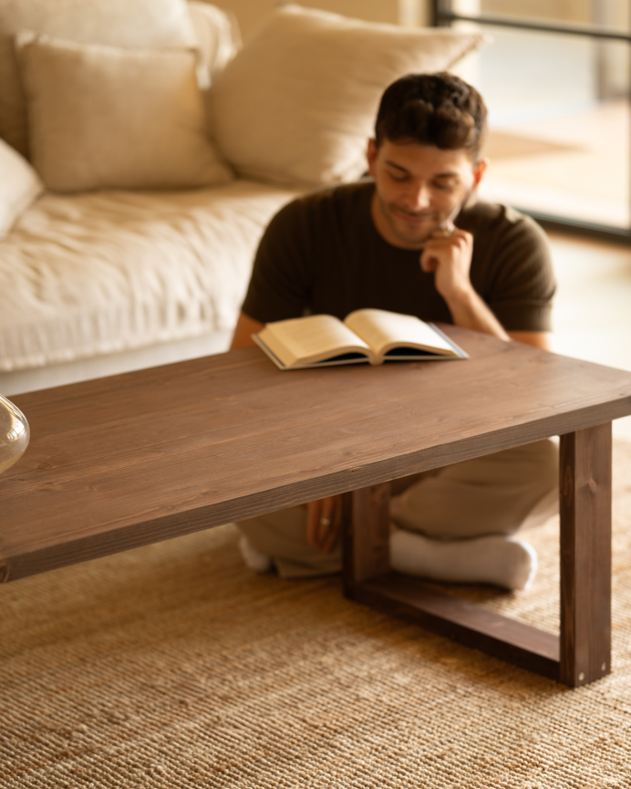 Table basse en bois massif dans le ton noyer de différentes tailles