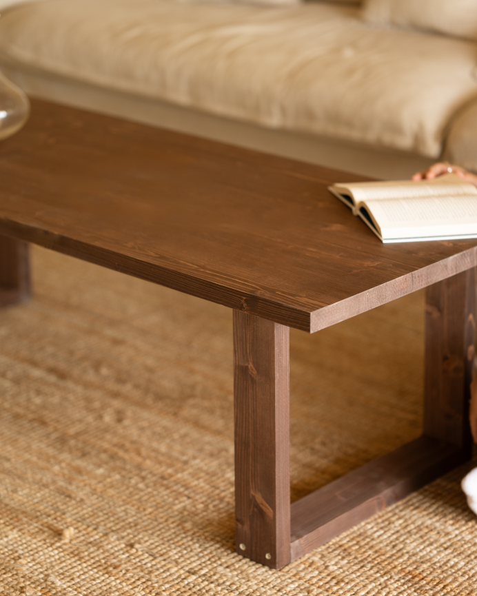 Table basse en bois massif dans le ton noyer de différentes tailles