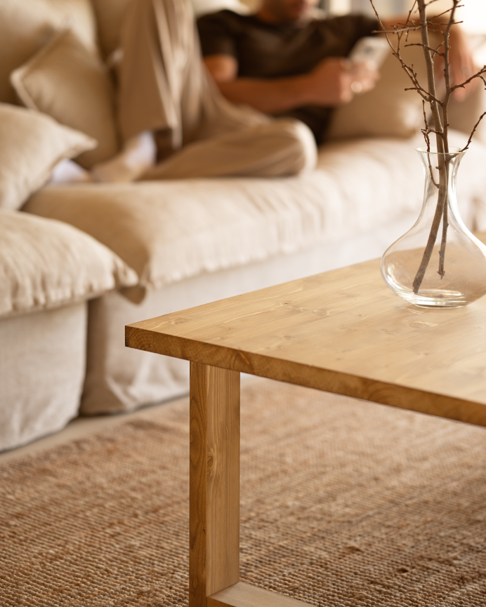 Table basse en bois massif dans le ton chêne moyen de différentes tailles