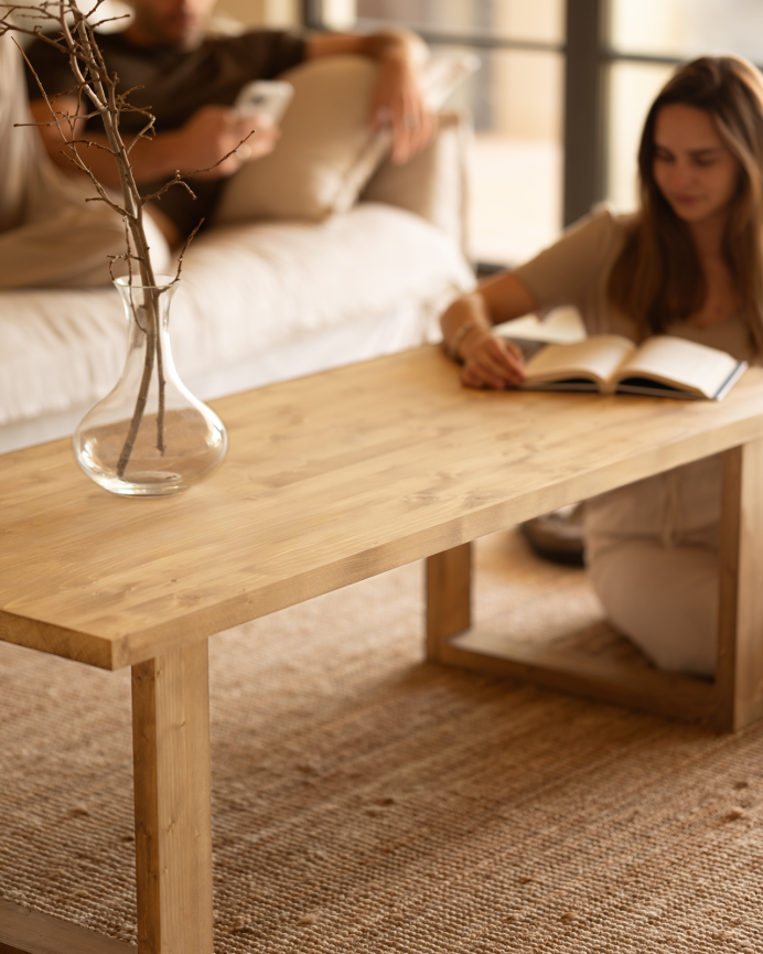 Table basse en bois massif dans le ton chêne moyen de différentes tailles