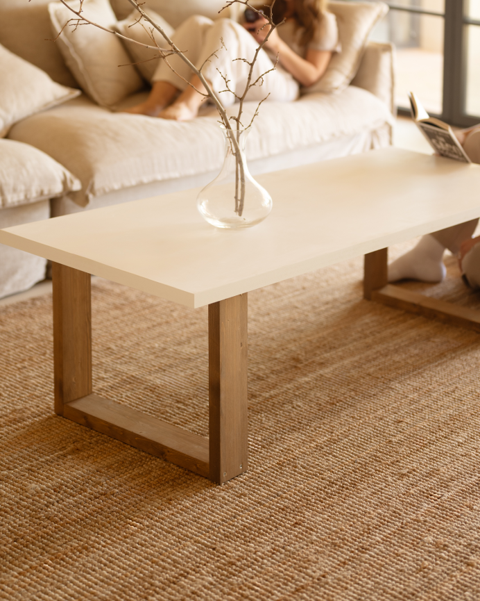 Table basse en bois massif avec laque brillante de couleur blanc cassé en différentes tailles