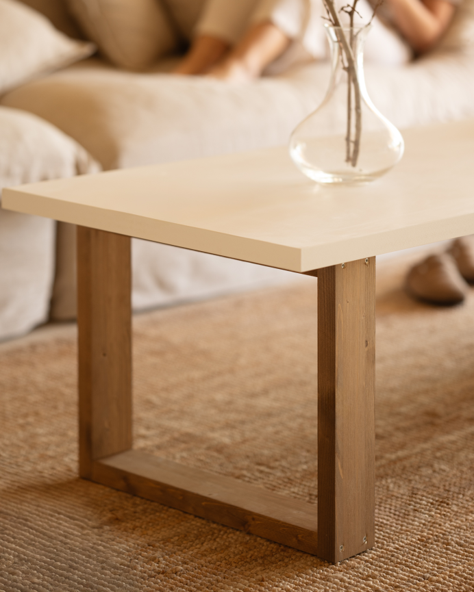 Table basse en bois massif avec laque brillante de couleur blanc cassé en différentes tailles