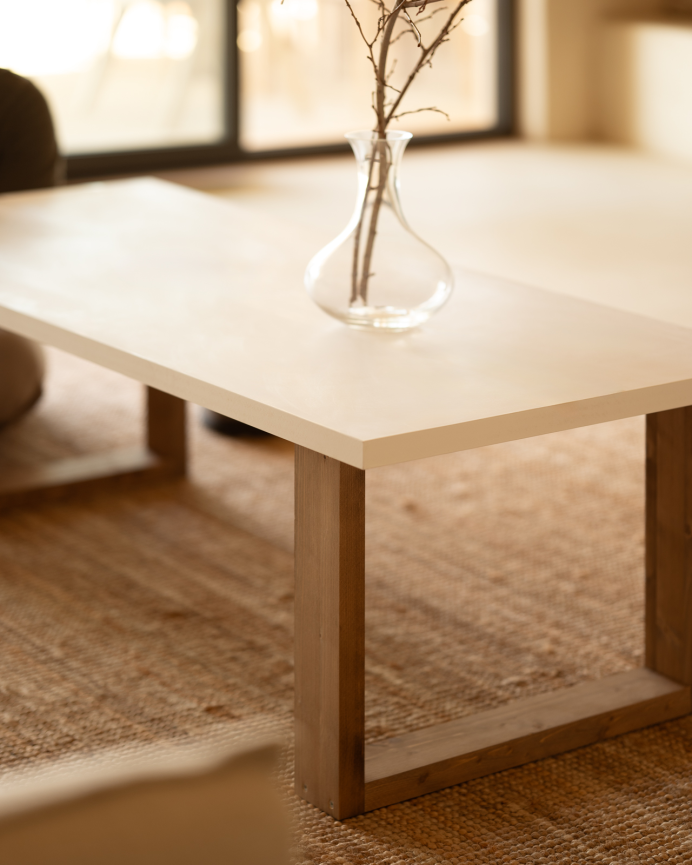 Table basse en bois massif avec laque brillante de couleur blanc cassé en différentes tailles