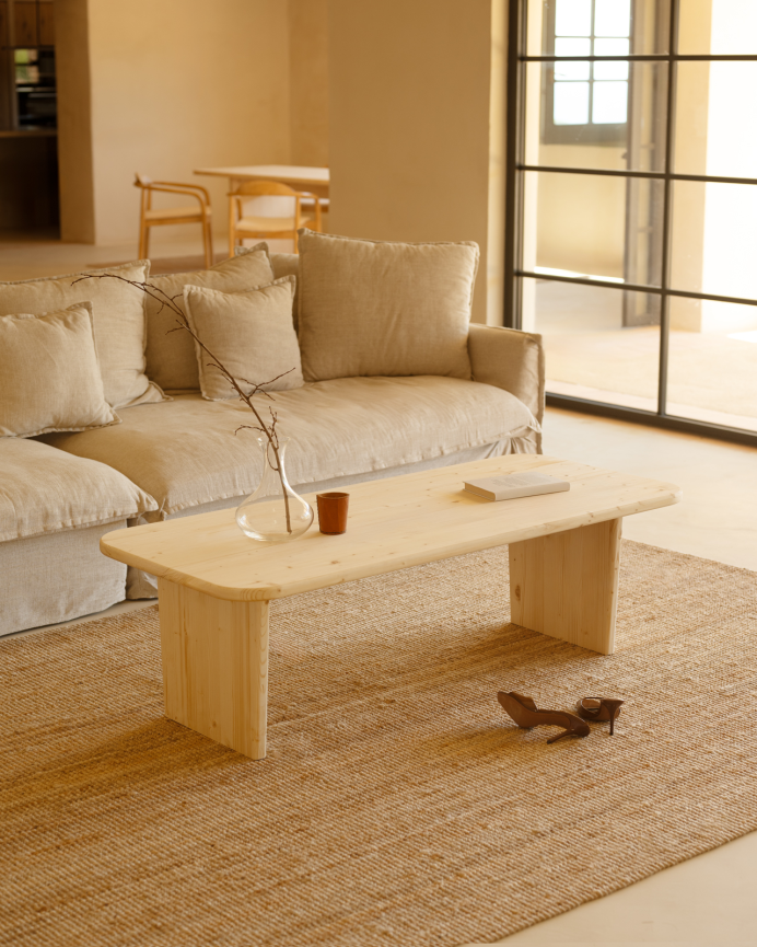 Table basse en bois massif dans le ton naturel de différentes tailles