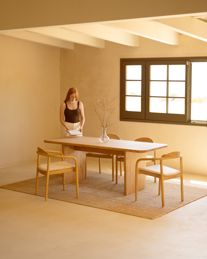 Table de salle à manger en bois massif dans le ton chêne moyen de différentes tailles