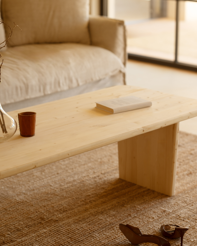 Table basse en bois massif dans le ton naturel de différentes tailles