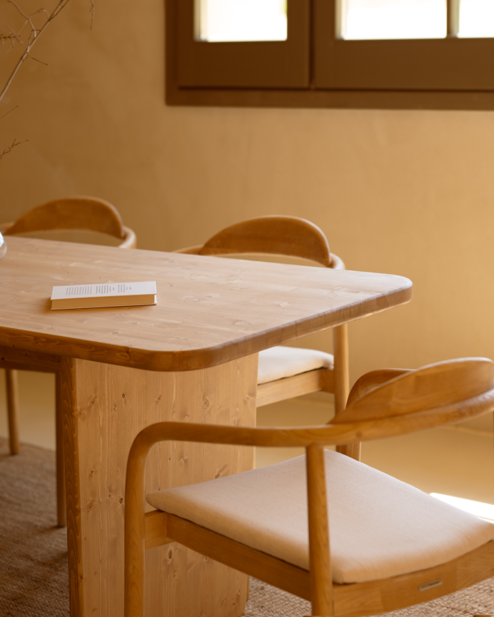 Table de salle à manger en bois massif dans le ton chêne moyen de différentes tailles
