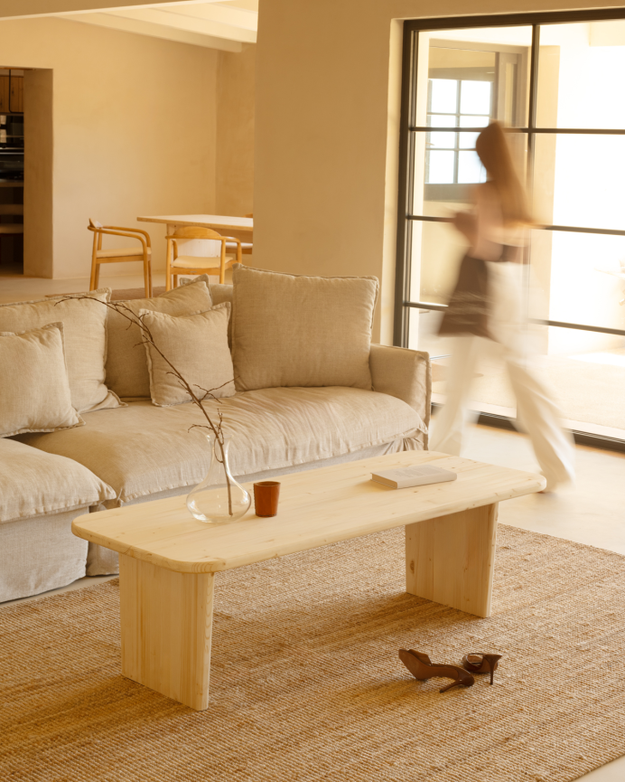 Table basse en bois massif dans le ton naturel de différentes tailles