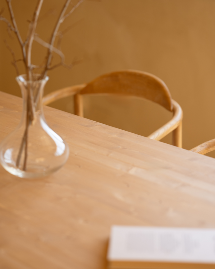 Table de salle à manger en bois massif dans le ton chêne moyen de différentes tailles