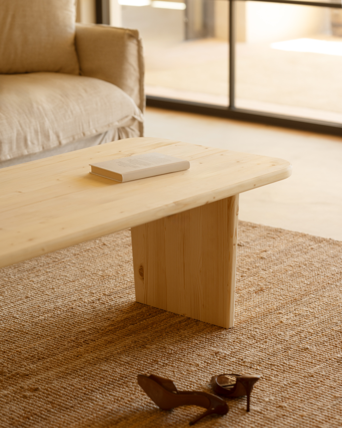 Table basse en bois massif dans le ton naturel de différentes tailles