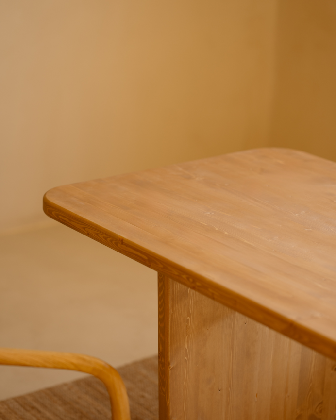 Table de salle à manger en bois massif dans le ton chêne moyen de différentes tailles