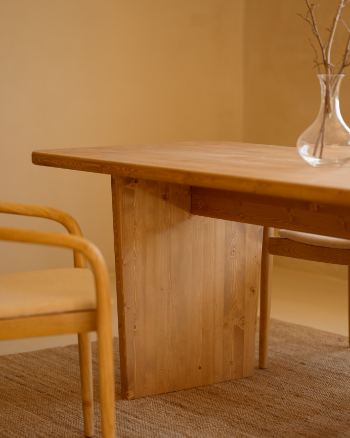Table de salle à manger en bois massif dans le ton chêne moyen de différentes tailles