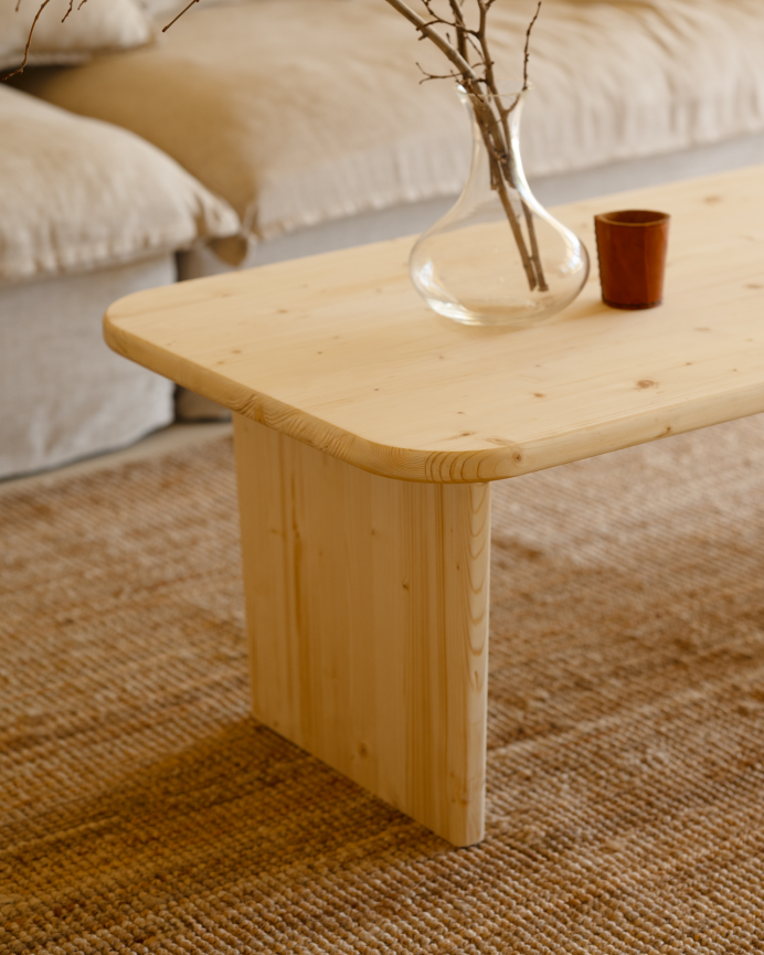 Table basse en bois massif dans le ton naturel de différentes tailles