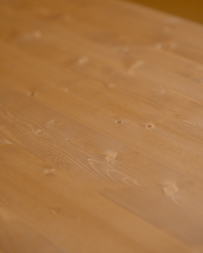 Table de salle à manger en bois massif dans le ton chêne moyen de différentes tailles