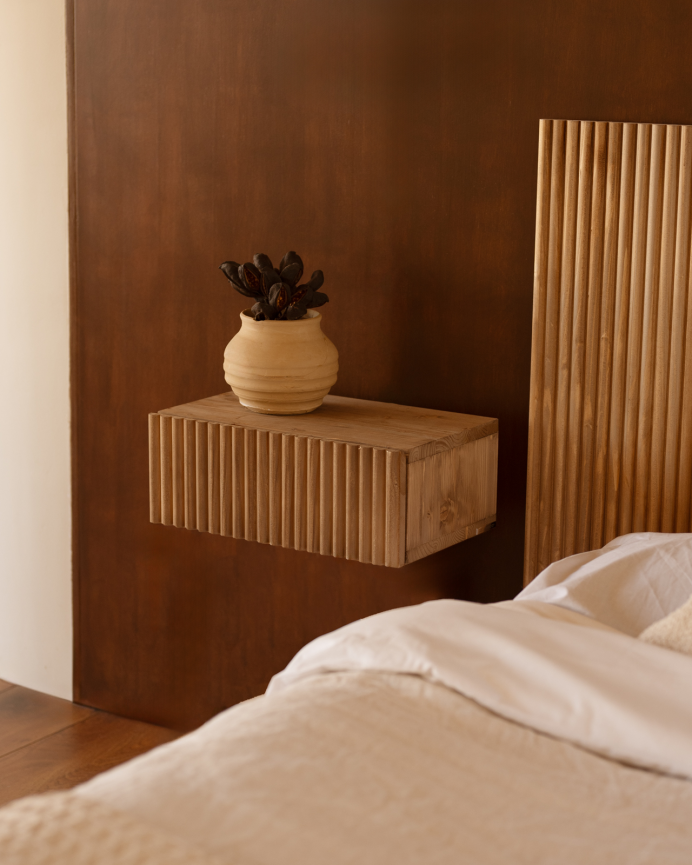 Table de chevet en bois massif flottant ton chêne foncé de 40cm