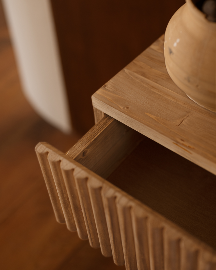 Table de chevet en bois massif flottant ton chêne foncé de 40cm