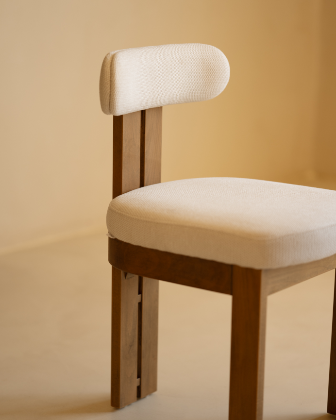 Chaise en bois de hêtre rembourrée en couleur blanco de 77x42cm
