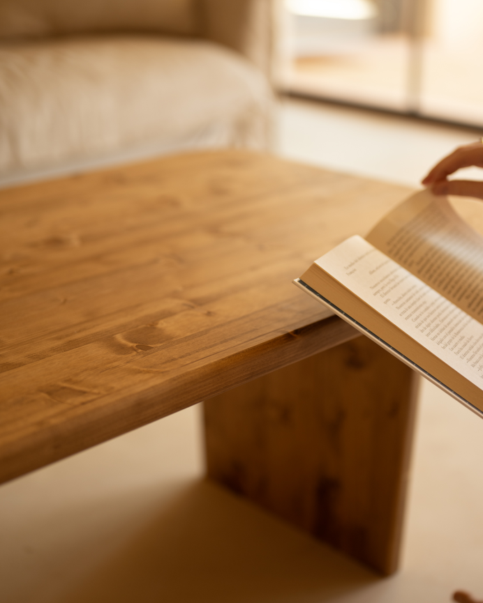 Table basse en bois massif dans le ton chêne foncé de différentes tailles