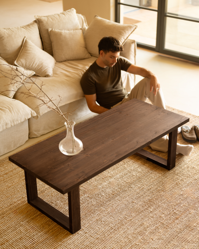 Table basse en bois massif dans le ton noyer de différentes tailles