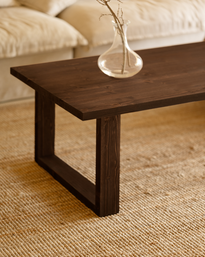 Table basse en bois massif dans le ton noyer de différentes tailles