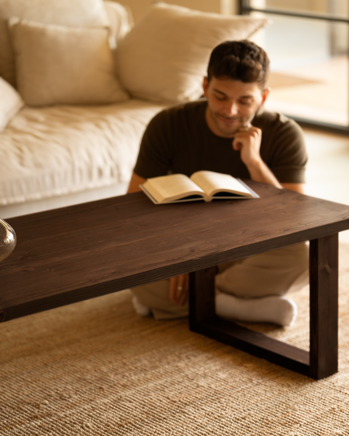 Table basse en bois massif dans le ton noyer de différentes tailles