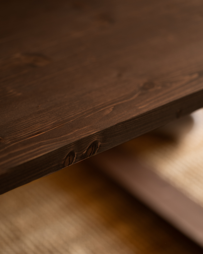 Table basse en bois massif dans le ton noyer de différentes tailles