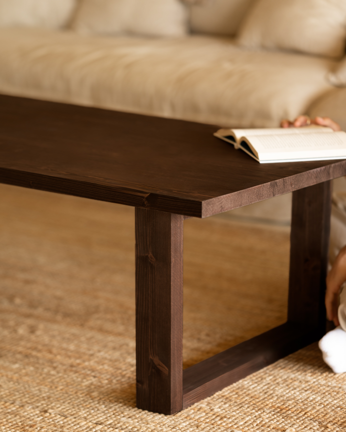 Table basse en bois massif dans le ton noyer de différentes tailles