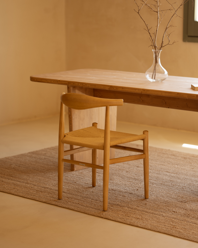 Chaise en bois d'orme et assise en corde tressée de ton naturel de 78xS1cm