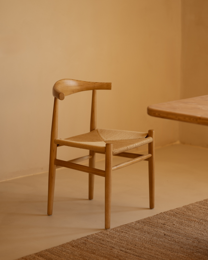 Chaise en bois d'orme et assise en corde tressée de ton naturel de 78xS1cm