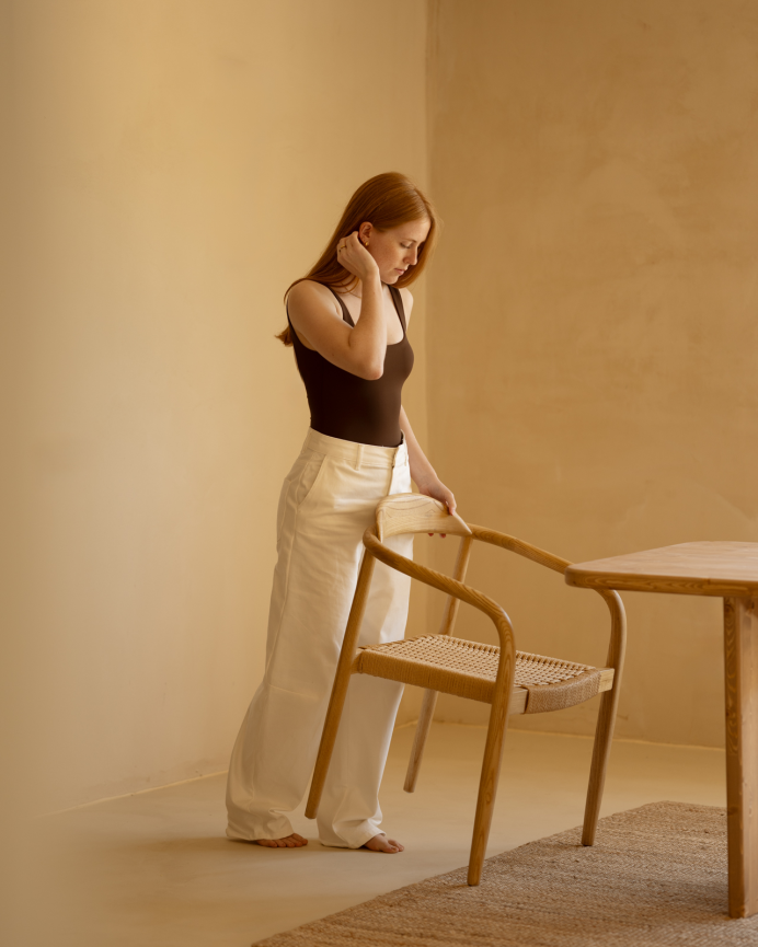 Chaise en bois d'orme et assise en corde tressée de ton naturel de 78x58cm