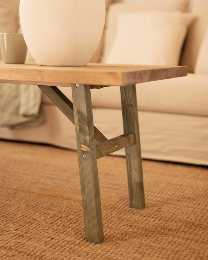 Table basse en bois massif avec finition naturelle et verte 