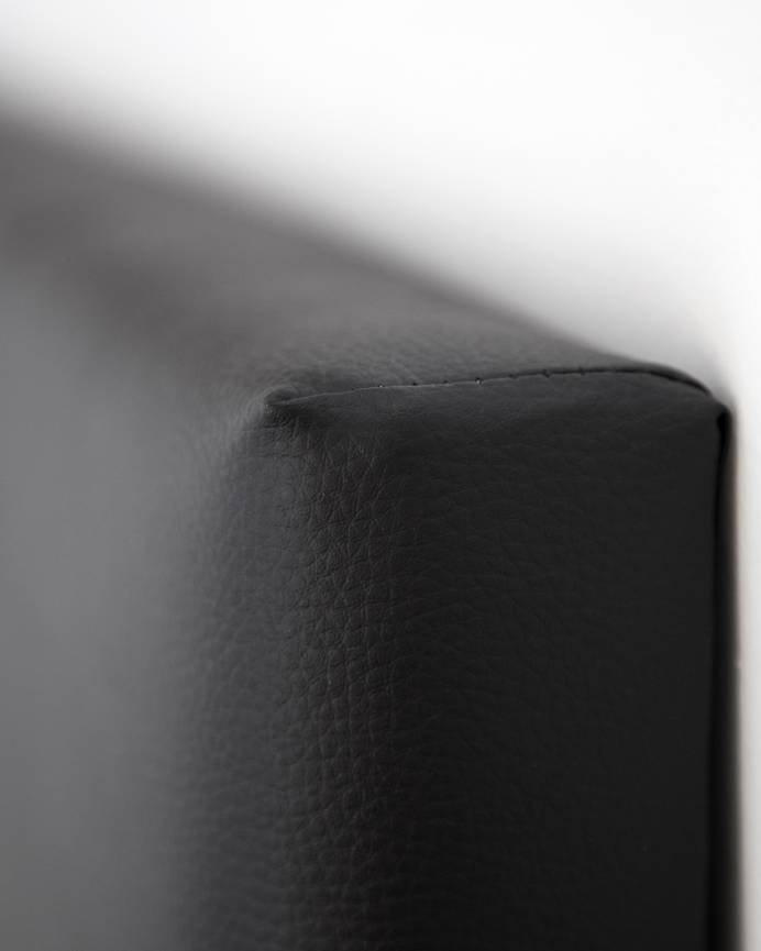 Tête de lit rembourrée en similicuir avec plis en noir en différentes tailles