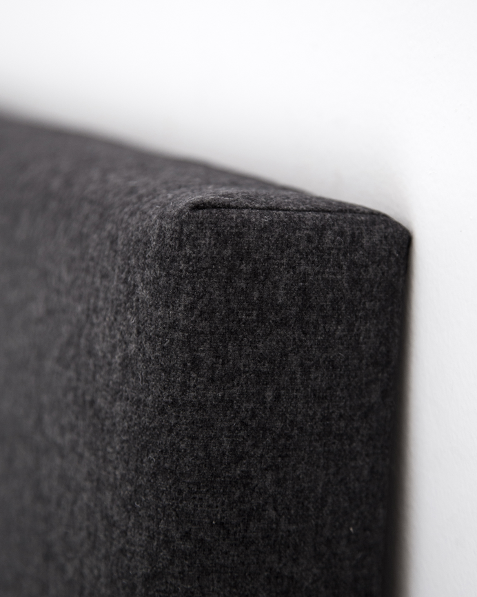 Tête de lit rembourrée en polyester avec boutons noirs en différentes tailles