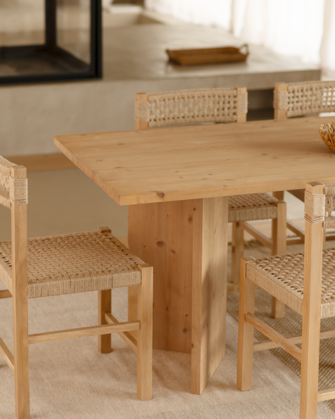 Table de salle à manger en bois massif en ton chêne moyen en différentes tailles