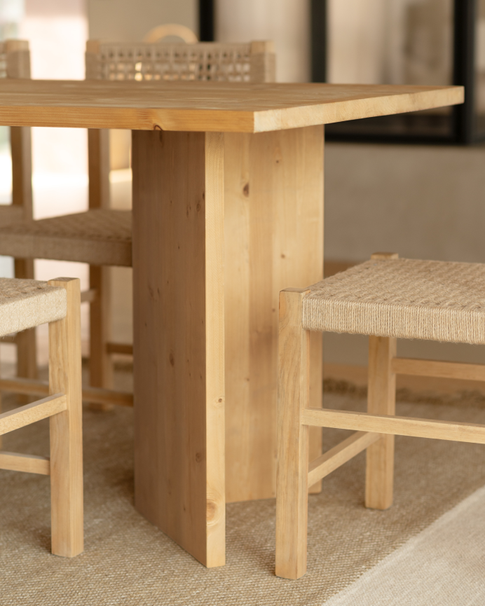 Table de salle à manger en bois massif en ton chêne moyen en différentes tailles