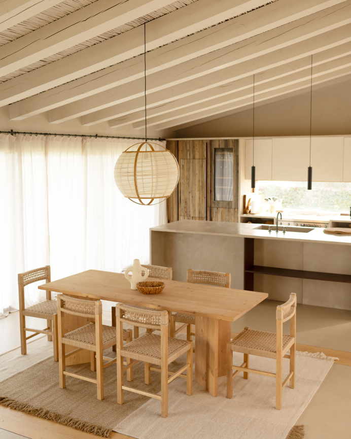 Table de salle à manger en bois massif en ton chêne moyen en différentes tailles