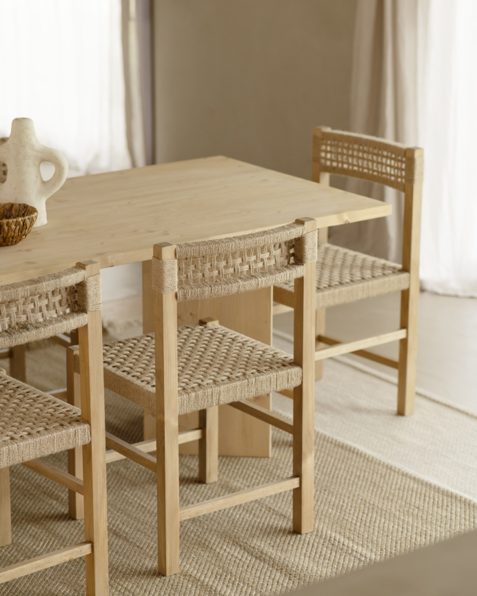 Table de salle à manger en bois massif en ton naturel en différentes tailles