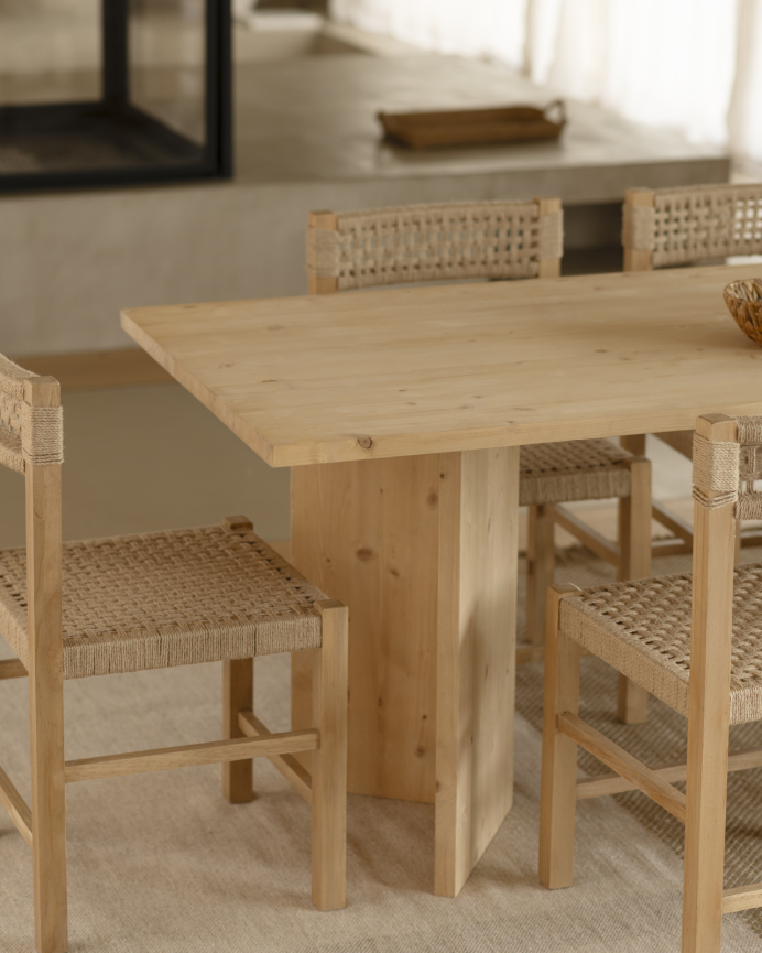 Table de salle à manger en bois massif en ton naturel en différentes tailles