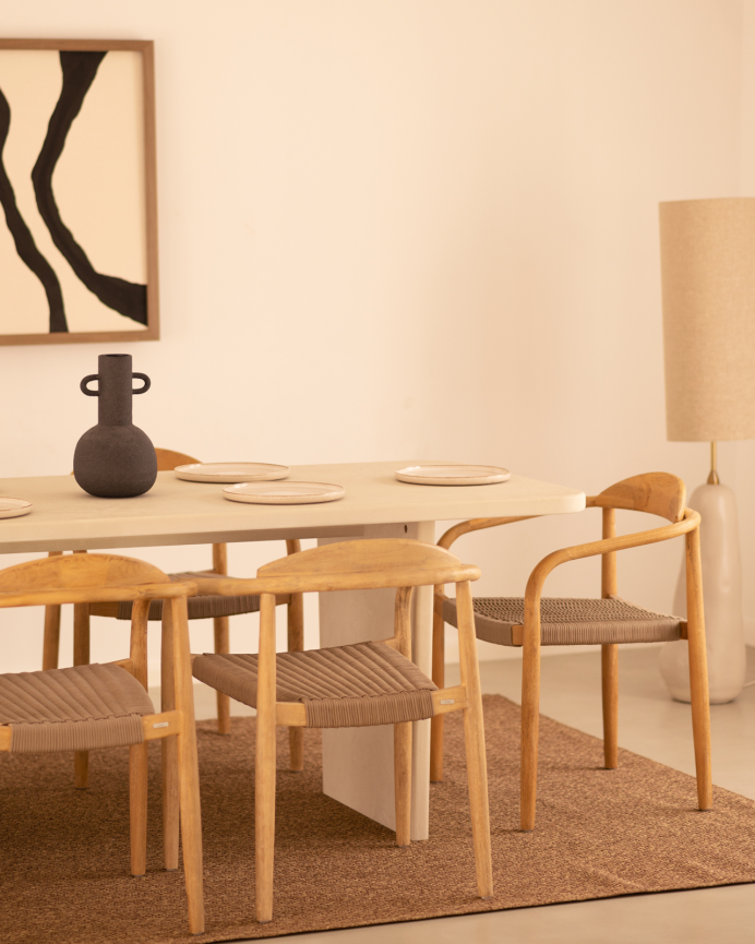 Table à manger en microciment de teinte blanc cassé disponible en différentes tailles