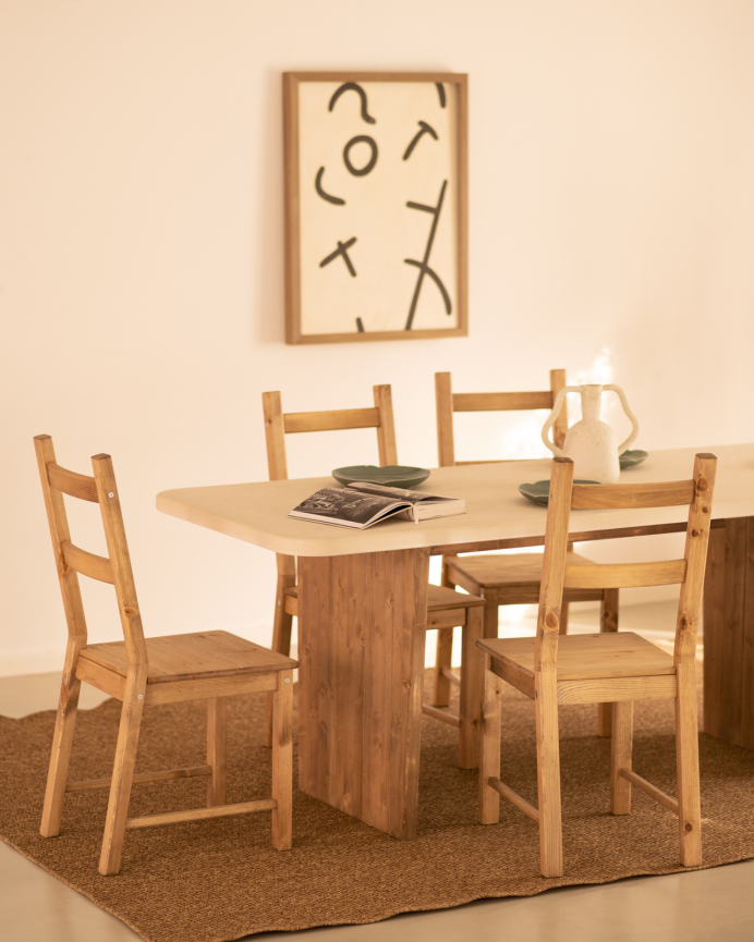Table de salle à manger en microciment de couleur blanc cassé avec des pieds en bois de chêne foncé en différentes tailles