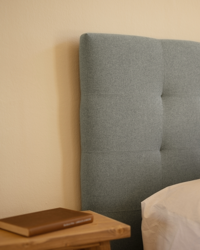 Tête de lit rembourrée en polyester avec plis bleus en différentes tailles