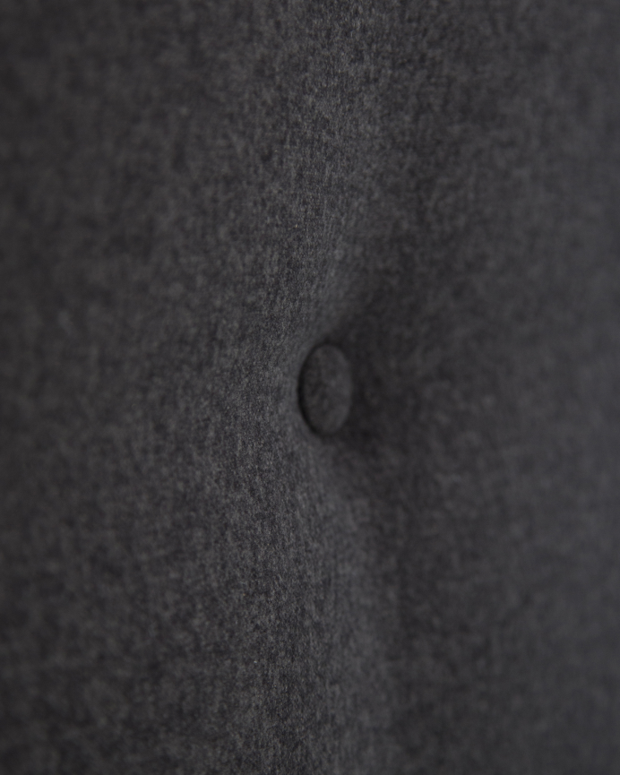 Tête de lit rembourrée en polyester avec boutons noirs en différentes tailles