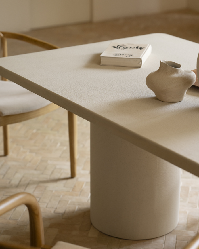 Table de salle à manger rectangulaire en microciment ton beige en plusieurs mesures