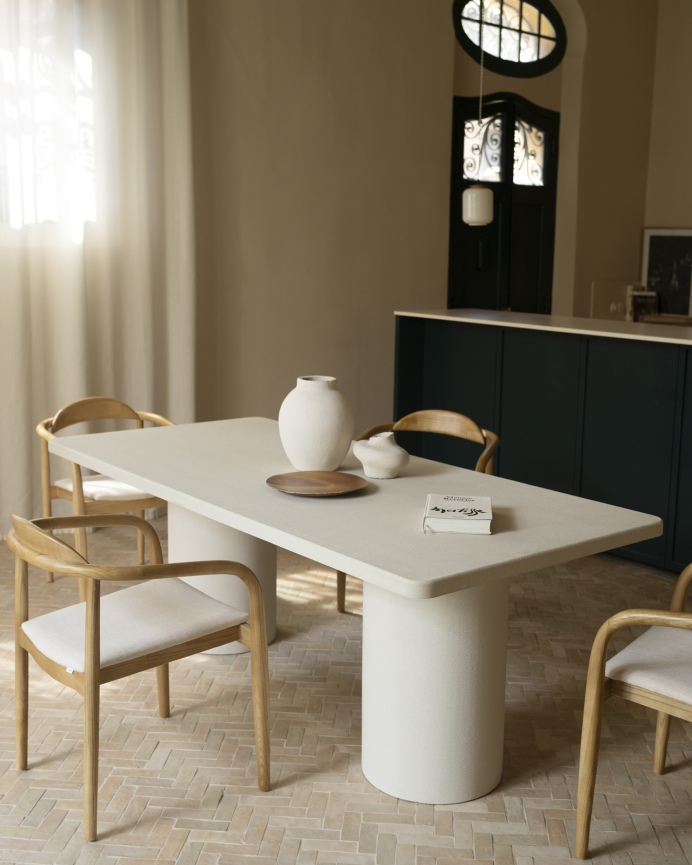 Table de salle à manger rectangulaire en microciment ton beige en plusieurs mesures