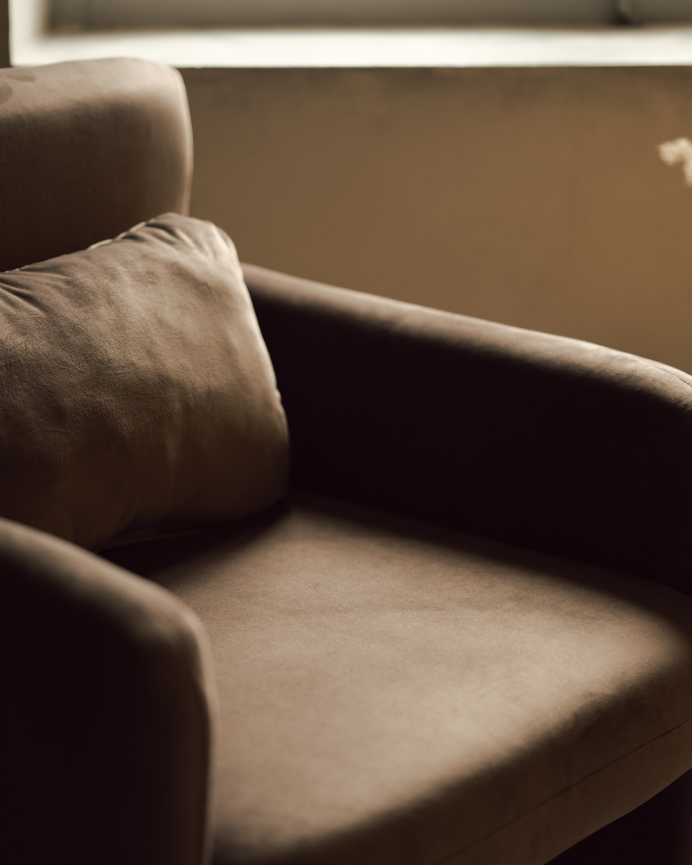 Fauteuil revêtu en velours marron 75x79cm
