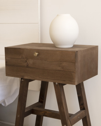 Tavolino in legno massello con un cassetto in tonalità noce di 57,5x40cm.