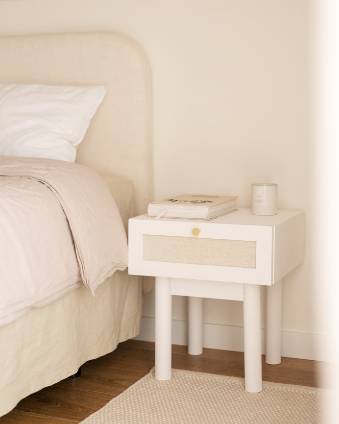 Pacchetto 2 comodini con cassetto in legno massello e lino in tonalità bianca di 45x40cm