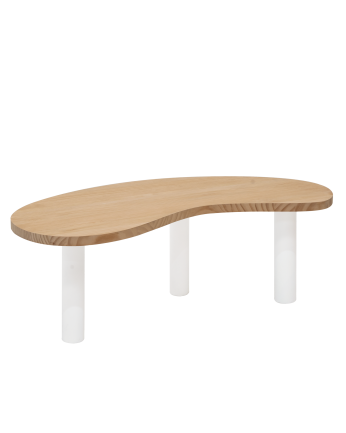 Tavolino in legno massello con forme organiche in tonalità rovere medio e gambe in tono bianco di varie dimensioni